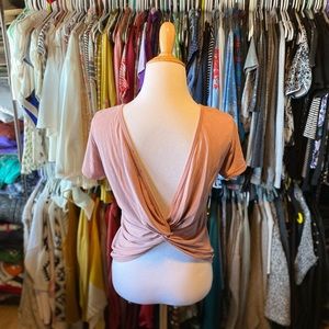Lulu’s Twist-Back Tee S
